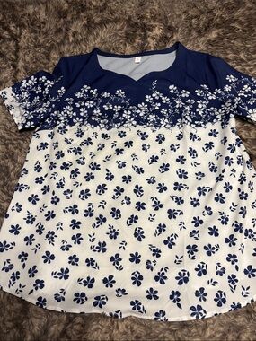 NWOT Navy and White Floral Scoop Neck Short Sleeve Tee